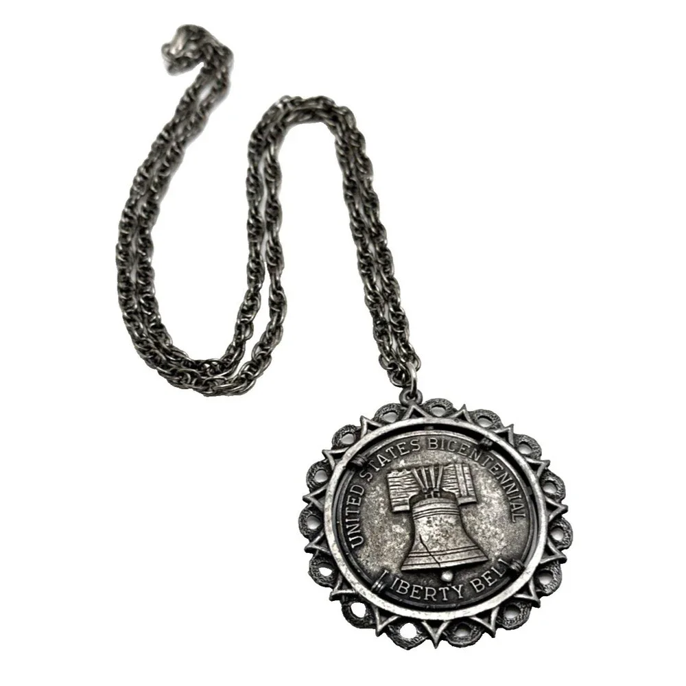 Vintage 1976 Bicentennial Coin Commemorative Pendant Necklace Spirit of '76 24